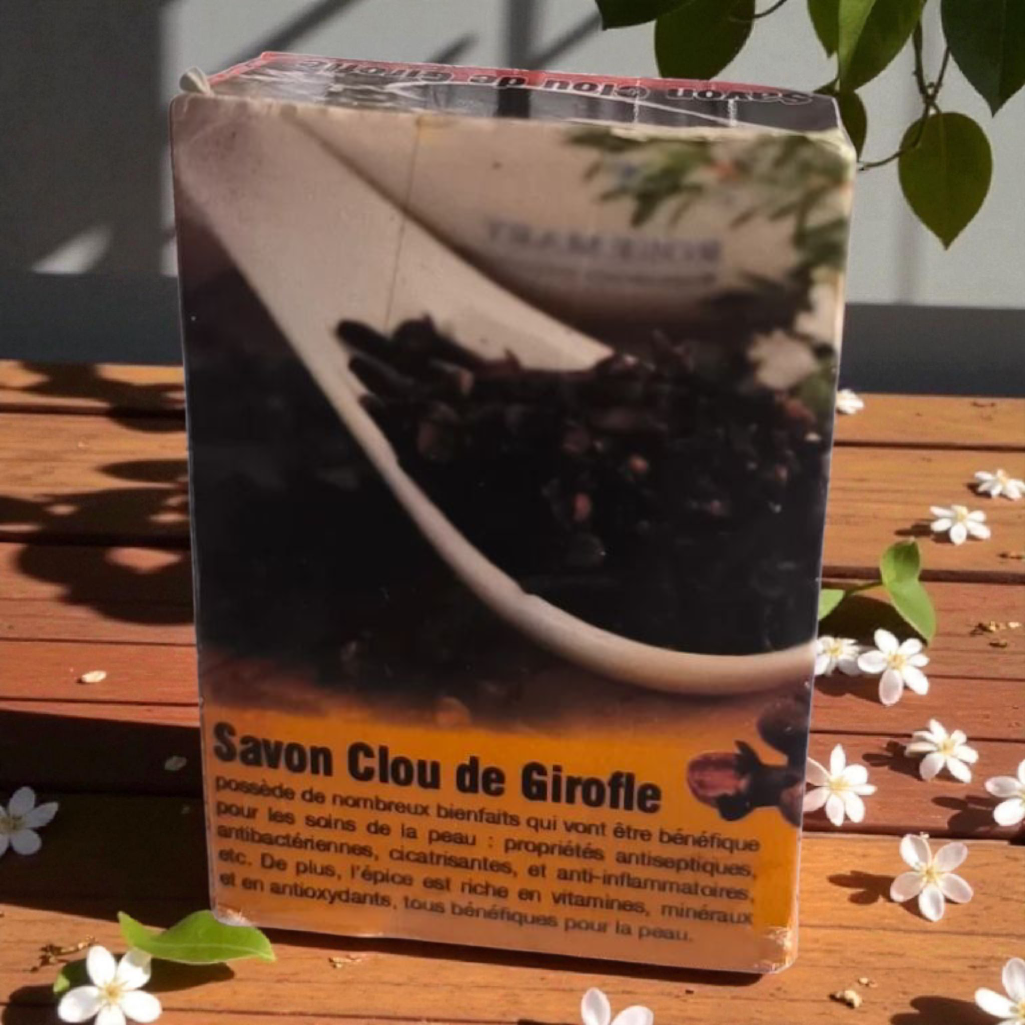 Clou de girofle (savon) Stimule la peau et l’esprit